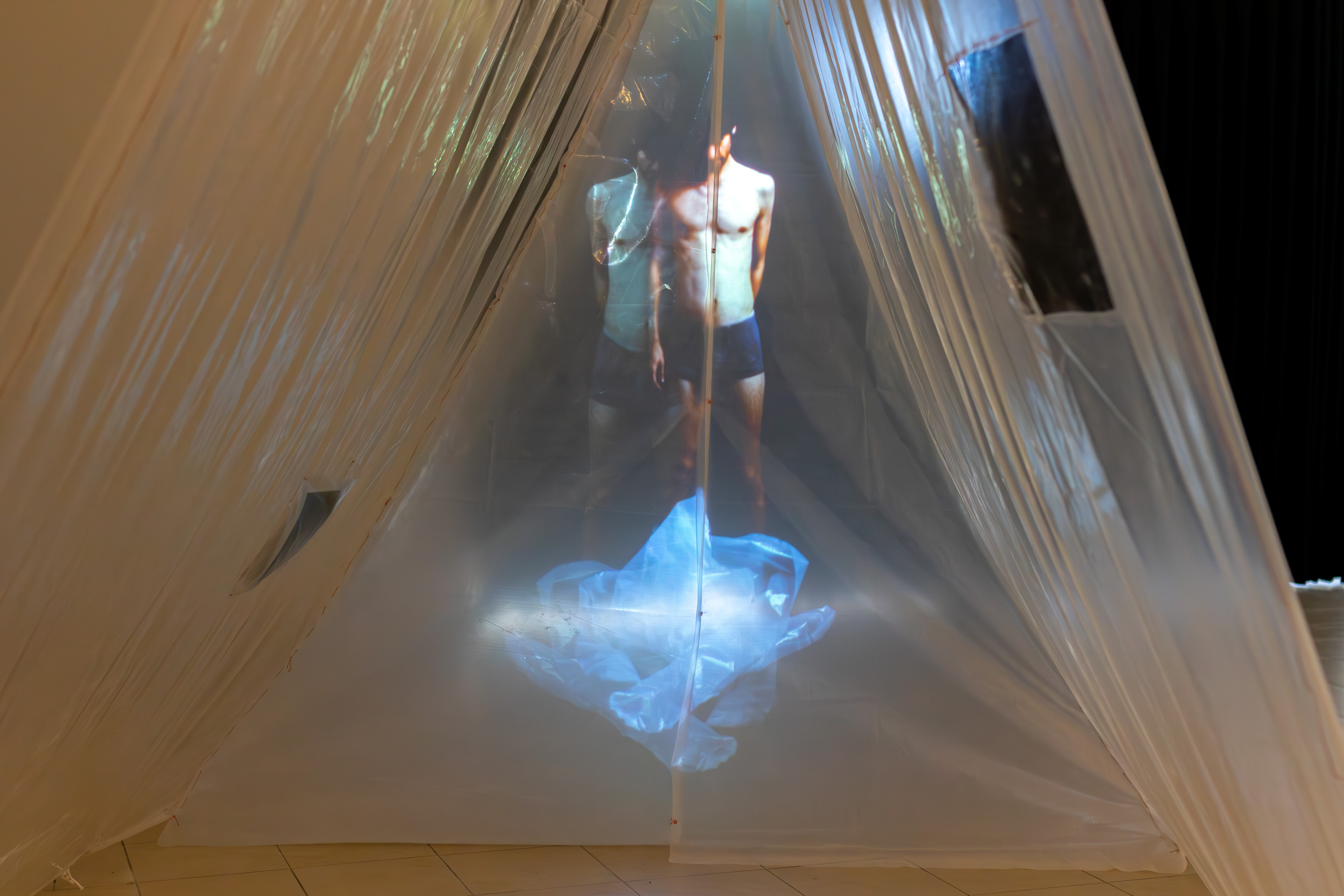 אסף ברק - מיצב ניילון, צילום מתוך ווידאו